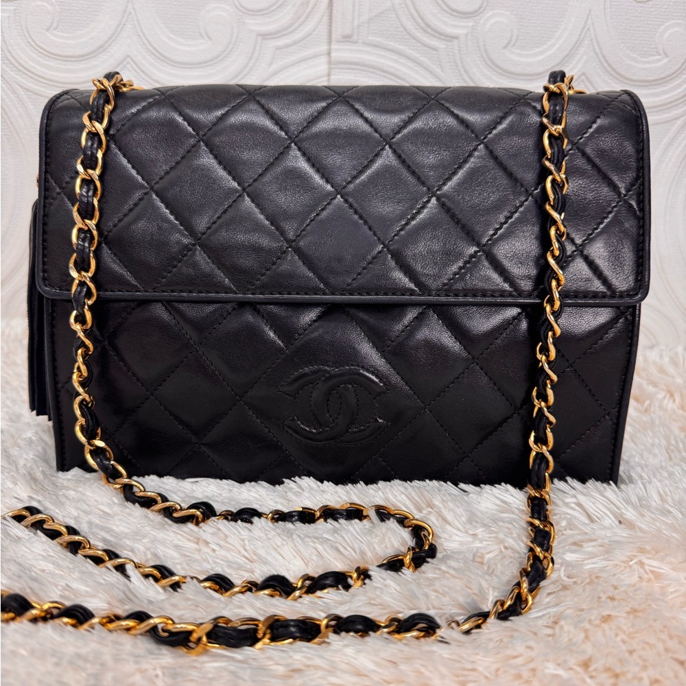 CHANEL Black Quilted Shoulder Bag with Gold Chain